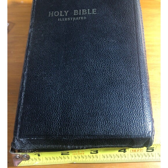 Vintage Clergy Holy Bible- 5”x7” with zippered edge. World Pub. illustrated. - Picture 6 of 6